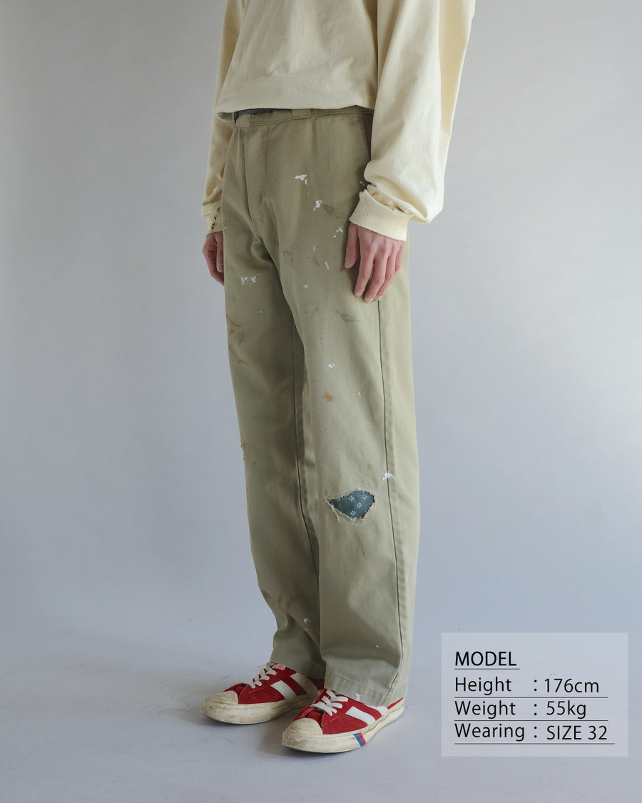 Dickiesのアイコンであるオリジナルワークパンツをベースに、ANACHRONORMがリアルなエイジングとリペア加工を施しました。
8.5ozのTCツイル生地はハリがあり丈夫で、シワになりにくく汚れにも強い素材。
タフなTC素材に5工程の加工を施し、長年履き込んだような風合いを再現しています。
膝には異なる生地の当て布を使用し、破れを補修したようなリペア風リメイクに仕上げました。
Based on the iconic Dickies Original Work Pants, reimagined with ANACHRONORM’s signature aging and repair aesthetic.
Made from sturdy 8.5oz TC twill, known for its durability and resistance to wrinkles and stains.
A five-step processing method recreates the look of years of wear on the tough TC fabric.