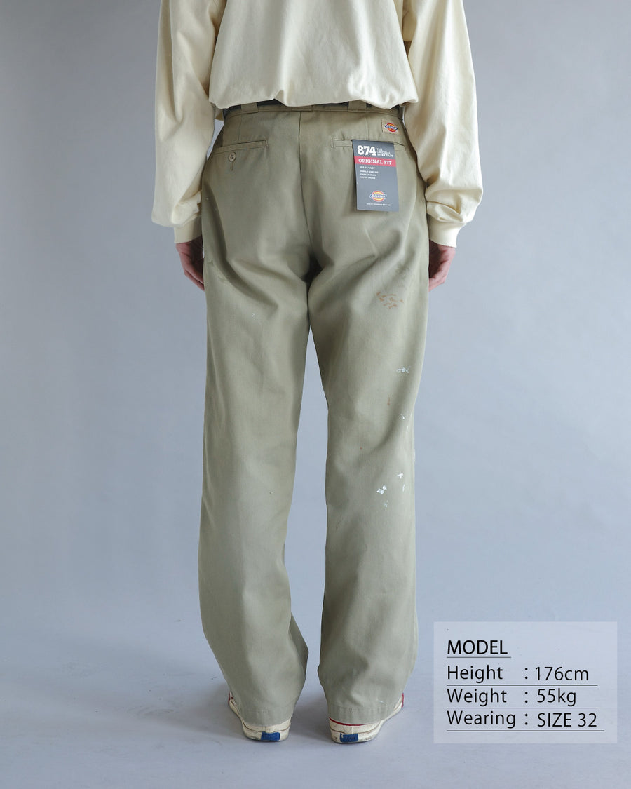 Dickiesのアイコンであるオリジナルワークパンツをベースに、ANACHRONORMがリアルなエイジングとリペア加工を施しました。
8.5ozのTCツイル生地はハリがあり丈夫で、シワになりにくく汚れにも強い素材。
タフなTC素材に5工程の加工を施し、長年履き込んだような風合いを再現しています。
膝には異なる生地の当て布を使用し、破れを補修したようなリペア風リメイクに仕上げました。
Based on the iconic Dickies Original Work Pants, reimagined with ANACHRONORM’s signature aging and repair aesthetic.
Made from sturdy 8.5oz TC twill, known for its durability and resistance to wrinkles and stains.
A five-step processing method recreates the look of years of wear on the tough TC fabric.