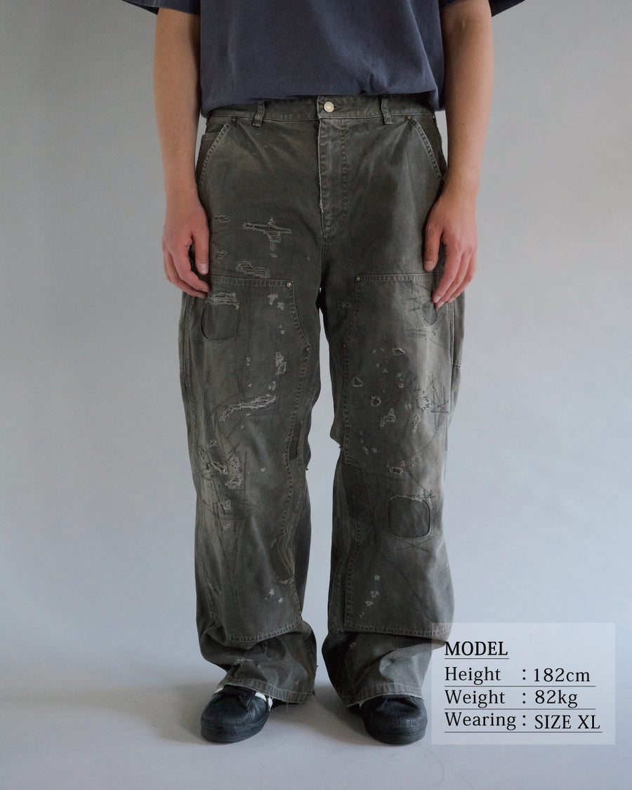 中目黒の「FIFTH GENERAL STORE」とのコラボモデル。同店のダブルニーパンツをベースに、ANACHRONORMが贅沢なリメイクを施しました。高密度ダック地に、独自のG-Brown硫化染めと重層的なバイオ加工、サンフェード、全面の千鳥ステッチ補修を敢行。職人の高度な技術を惜しみなく注ぎ込み、ワークウェアを超越した圧倒的な奥行きとリアリティを追求した究極の一本です。
A collaboration with Nakameguro’s FIFTH GENERAL STORE. Based on their double-knee pants, ANACHRONORM applied luxury distressing, custom G-Brown sulfur dyeing, and meticulous zigzag stitch repairs. It features profound depth and a realistic sun-faded patina, showcasing elite craftsmanship.