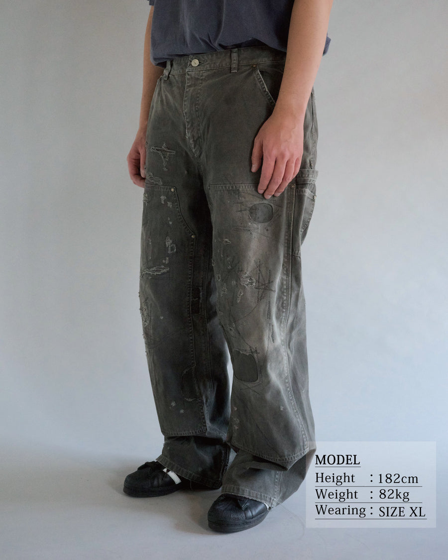 中目黒の「FIFTH GENERAL STORE」とのコラボモデル。同店のダブルニーパンツをベースに、ANACHRONORMが贅沢なリメイクを施しました。高密度ダック地に、独自のG-Brown硫化染めと重層的なバイオ加工、サンフェード、全面の千鳥ステッチ補修を敢行。職人の高度な技術を惜しみなく注ぎ込み、ワークウェアを超越した圧倒的な奥行きとリアリティを追求した究極の一本です。
A collaboration with Nakameguro’s FIFTH GENERAL STORE. Based on their double-knee pants, ANACHRONORM applied luxury distressing, custom G-Brown sulfur dyeing, and meticulous zigzag stitch repairs. It features profound depth and a realistic sun-faded patina, showcasing elite craftsmanship.