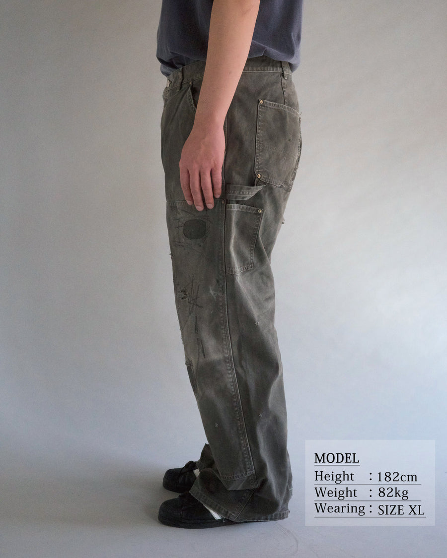 中目黒の「FIFTH GENERAL STORE」とのコラボモデル。同店のダブルニーパンツをベースに、ANACHRONORMが贅沢なリメイクを施しました。高密度ダック地に、独自のG-Brown硫化染めと重層的なバイオ加工、サンフェード、全面の千鳥ステッチ補修を敢行。職人の高度な技術を惜しみなく注ぎ込み、ワークウェアを超越した圧倒的な奥行きとリアリティを追求した究極の一本です。
A collaboration with Nakameguro’s FIFTH GENERAL STORE. Based on their double-knee pants, ANACHRONORM applied luxury distressing, custom G-Brown sulfur dyeing, and meticulous zigzag stitch repairs. It features profound depth and a realistic sun-faded patina, showcasing elite craftsmanship.