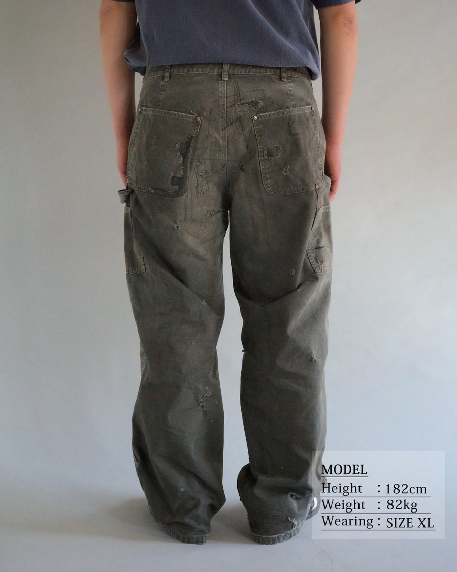 中目黒の「FIFTH GENERAL STORE」とのコラボモデル。同店のダブルニーパンツをベースに、ANACHRONORMが贅沢なリメイクを施しました。高密度ダック地に、独自のG-Brown硫化染めと重層的なバイオ加工、サンフェード、全面の千鳥ステッチ補修を敢行。職人の高度な技術を惜しみなく注ぎ込み、ワークウェアを超越した圧倒的な奥行きとリアリティを追求した究極の一本です。
A collaboration with Nakameguro’s FIFTH GENERAL STORE. Based on their double-knee pants, ANACHRONORM applied luxury distressing, custom G-Brown sulfur dyeing, and meticulous zigzag stitch repairs. It features profound depth and a realistic sun-faded patina, showcasing elite craftsmanship.