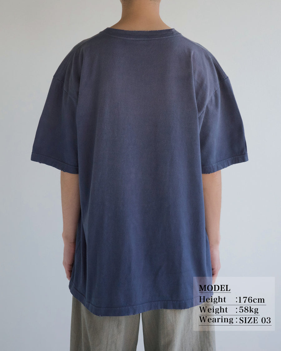 ANACHRONORM フレーム グラフィックTシャツ ダスティネイビー | 5.6oz天竺 アメリカンカルチャーモチーフ 特殊染色 変色加工 一点一点 