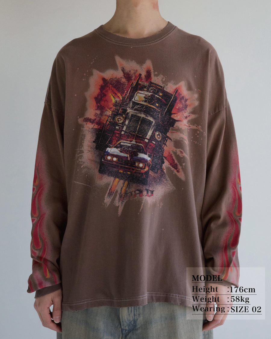 ANACHRONORM フレームスリーブ グラフィック ロングスリーブTシャツ ダスティブラウン | 5.6ozコーマ天竺 アメリカンカルチャーモチーフ 特殊染色 変色加工 一点一点