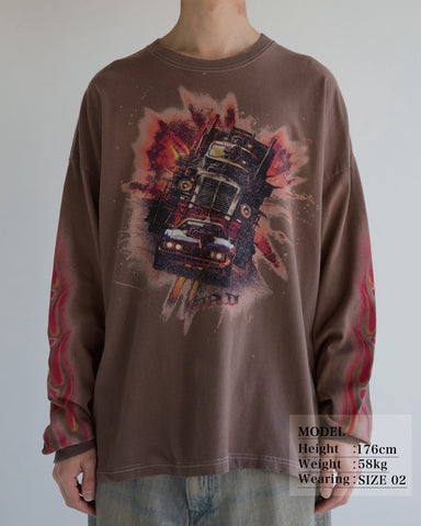ANACHRONORM フレームスリーブ グラフィック ロングスリーブTシャツ ダスティブラウン | 5.6ozコーマ天竺 アメリカンカルチャーモチーフ 特殊染色 変色加工 一点一点