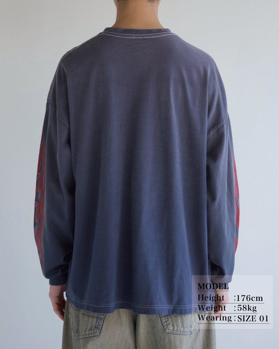 ANACHRONORM フレームスリーブ グラフィック ロングスリーブTシャツ ダスティネイビー | 5.6ozコーマ天竺 アメリカンカルチャーモチーフ 特殊染色 変色加工 一点一点