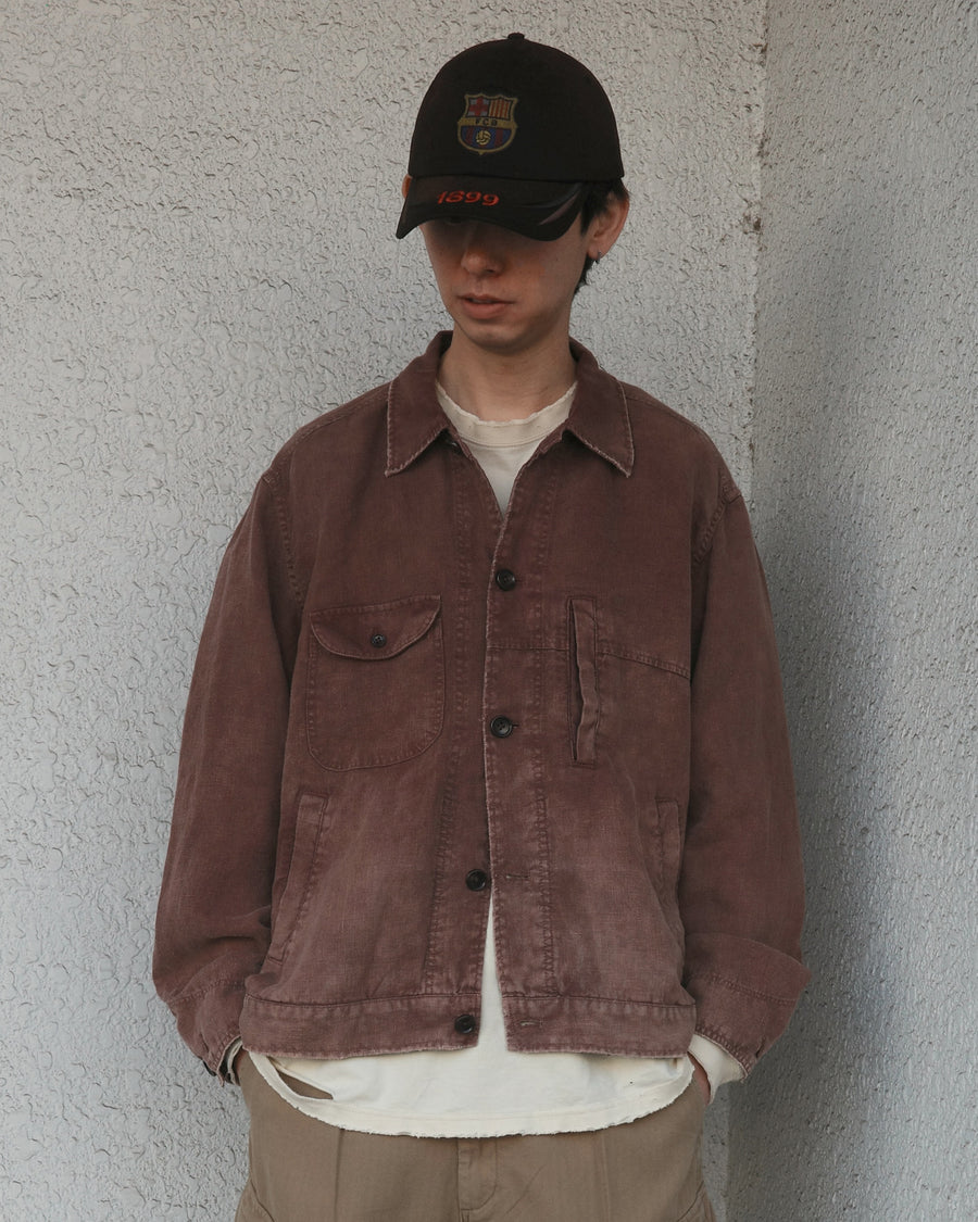 利便性の高い多機能ポケットを備えた、フレンチリネンのユーティリティジャケット。肉厚ながら「とろみ」のある柔らかなフレンチリネンを採用し、清涼感のある着心地を実現しました。硫化染め後に水を使用しないサスティナブルブリーチ加工を施すことで、環境に配慮しながらも、長年着込んだような深みのある色褪せとヴィンテージライクな佇まいを表現しています。
A utility jacket featuring functional pockets and a relaxed silhouette. Crafted from thick yet supple French Linen for a cool, soft touch. This BURGUNDY piece undergoes a sulfur-dye and waterless sustainable bleach process, authentically recreating a deep, sun-faded vintage character while staying eco-conscious.