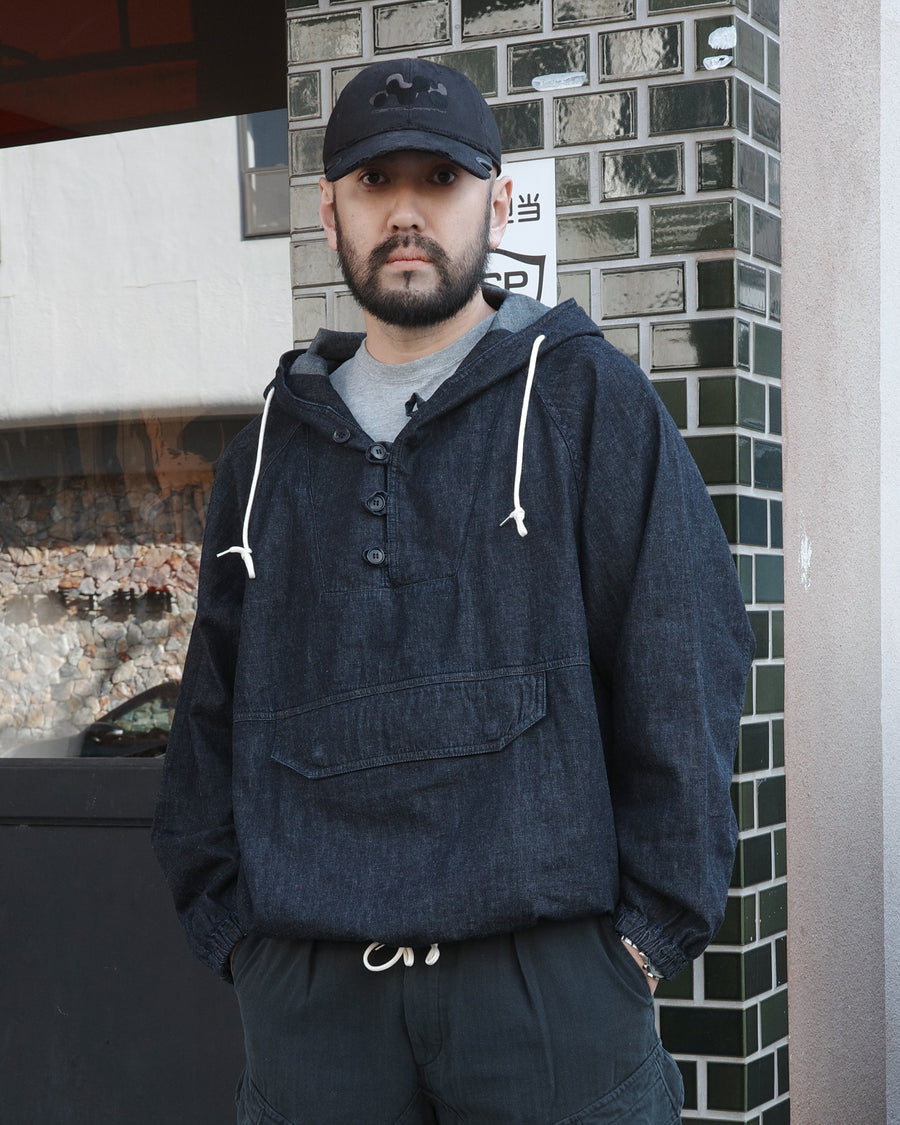 フード口のボタンの開閉により、首まわりのニュアンスを変えて楽しめる一着。素材には、経糸にコットンムラ糸、緯糸に綿麻混紡糸を使用した綿麻6ozデニムを採用しました。シャープなムラ感とリネン混ならではの粗野な風合いが、ヴィンテージの魅力を引き立てます。バイオウォッシュ加工を施すことで、使い始めから体に馴染む柔らかな質感に仕上げました。

A versatile piece featuring adjustable hood buttons to create a clean or relaxed neckline. Crafted from 6oz cotton-linen denim, the fabric combines sharp slub textures with the rustic feel of linen for an authentic vintage character. Treated with a bio-wash process, this INDIGO garment offers a soft, lived-in feel from the very first wear.