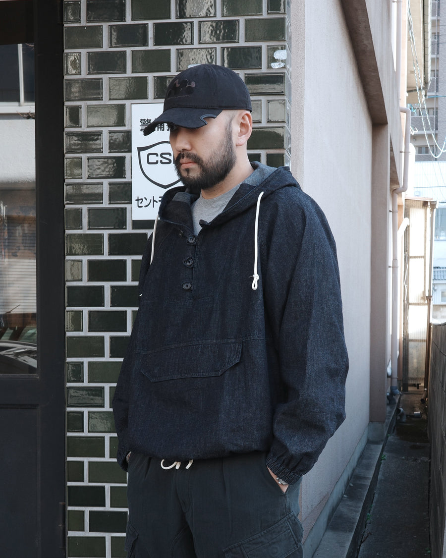 フード口のボタンの開閉により、首まわりのニュアンスを変えて楽しめる一着。素材には、経糸にコットンムラ糸、緯糸に綿麻混紡糸を使用した綿麻6ozデニムを採用しました。シャープなムラ感とリネン混ならではの粗野な風合いが、ヴィンテージの魅力を引き立てます。バイオウォッシュ加工を施すことで、使い始めから体に馴染む柔らかな質感に仕上げました。

A versatile piece featuring adjustable hood buttons to create a clean or relaxed neckline. Crafted from 6oz cotton-linen denim, the fabric combines sharp slub textures with the rustic feel of linen for an authentic vintage character. Treated with a bio-wash process, this INDIGO garment offers a soft, lived-in feel from the very first wear.