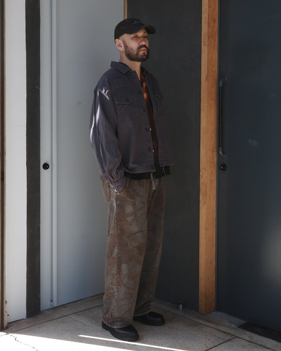 オリジナルのリアルツリー柄を施した、表情豊かなスウェットパンツ。裾のドローコードにより、スタイルに合わせたシルエットの変化を楽しめます。素材には弾力性と保温性に優れた30/10裏毛を採用。硫化染め後、水を使用しないサスティナブルブリーチ加工を施すことで、環境に配慮しながらも、特有の褪色感と深みのあるブラックの風合いを引き出しました。
Sweatpants featuring an original Real Tree Camo print with hem drawcords for adjustable styling. Crafted from soft, elastic 30/10 French Terry, this BLACK pair undergoes a sulfur-dye and waterless sustainable bleach process. It achieves a unique faded texture and depth while minimizing environmental impact through eco-conscious craftsmanship.