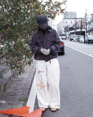 ミリタリーのシャツジャケットを現代的シルエットに更新。裾のドローコードで着丈のニュアンスを自在に調整可能です。素材には、やや甘織りで肌馴染みの良い10sヘリンボンを採用。ストーンバイオウォッシュを施すことで、クラシカルな生地感に柔らかな風合いとこなれ感をプラスした、着回し力の高い一着に仕上げました。

A modern update to the classic military shirt jacket, featuring hem drawcords for an adjustable silhouette. Crafted from 10s herringbone, slightly loose-knitted for a soft, comfortable touch. This CHARCOAL piece has been treated with a stone bio-wash, giving the traditional weave a natural, worn-in texture and a sophisticated casual feel.