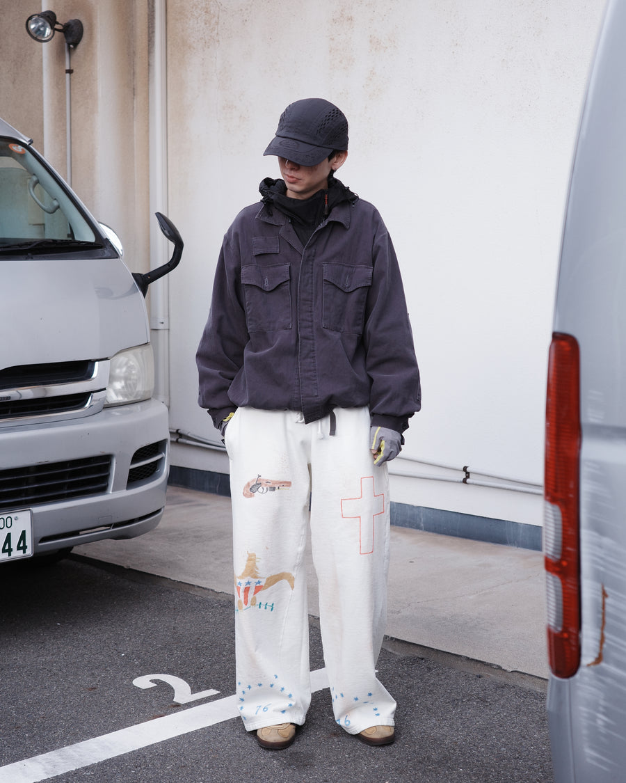 ミリタリーのシャツジャケットを現代的シルエットに更新。裾のドローコードで着丈のニュアンスを自在に調整可能です。素材には、やや甘織りで肌馴染みの良い10sヘリンボンを採用。ストーンバイオウォッシュを施すことで、クラシカルな生地感に柔らかな風合いとこなれ感をプラスした、着回し力の高い一着に仕上げました。

A modern update to the classic military shirt jacket, featuring hem drawcords for an adjustable silhouette. Crafted from 10s herringbone, slightly loose-knitted for a soft, comfortable touch. This CHARCOAL piece has been treated with a stone bio-wash, giving the traditional weave a natural, worn-in texture and a sophisticated casual feel.