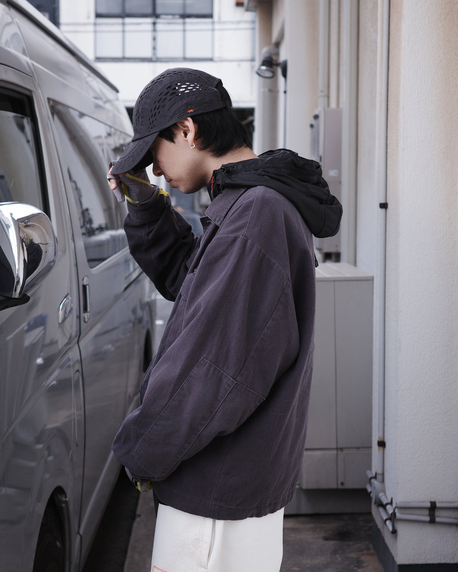 ミリタリーのシャツジャケットを現代的シルエットに更新。裾のドローコードで着丈のニュアンスを自在に調整可能です。素材には、やや甘織りで肌馴染みの良い10sヘリンボンを採用。ストーンバイオウォッシュを施すことで、クラシカルな生地感に柔らかな風合いとこなれ感をプラスした、着回し力の高い一着に仕上げました。

A modern update to the classic military shirt jacket, featuring hem drawcords for an adjustable silhouette. Crafted from 10s herringbone, slightly loose-knitted for a soft, comfortable touch. This CHARCOAL piece has been treated with a stone bio-wash, giving the traditional weave a natural, worn-in texture and a sophisticated casual feel.