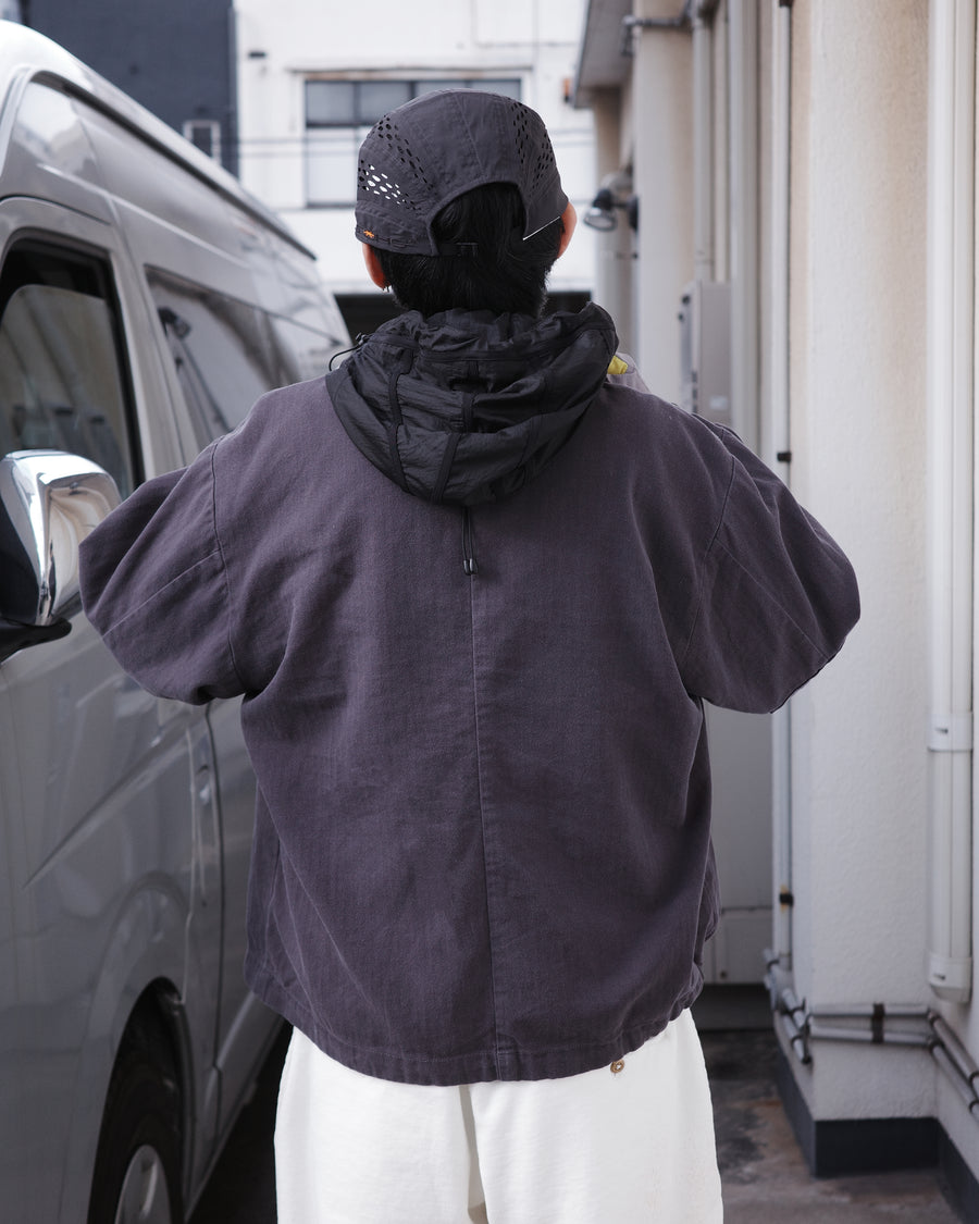 ミリタリーのシャツジャケットを現代的シルエットに更新。裾のドローコードで着丈のニュアンスを自在に調整可能です。素材には、やや甘織りで肌馴染みの良い10sヘリンボンを採用。ストーンバイオウォッシュを施すことで、クラシカルな生地感に柔らかな風合いとこなれ感をプラスした、着回し力の高い一着に仕上げました。

A modern update to the classic military shirt jacket, featuring hem drawcords for an adjustable silhouette. Crafted from 10s herringbone, slightly loose-knitted for a soft, comfortable touch. This CHARCOAL piece has been treated with a stone bio-wash, giving the traditional weave a natural, worn-in texture and a sophisticated casual feel.