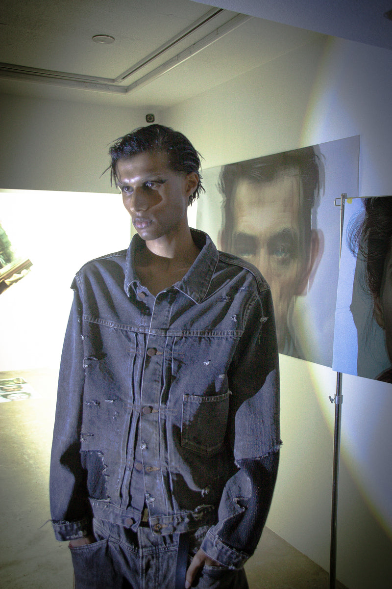 70502XX 1stタイプをベースにシルエットとディテールをリファインしたベーシックなブラックデニムジャケット。
13.5ozブラックデニムはタテヨコに空紡糸を使用し、シボ感とともに色落ちや経年変化を楽しめる風合いが特徴です。