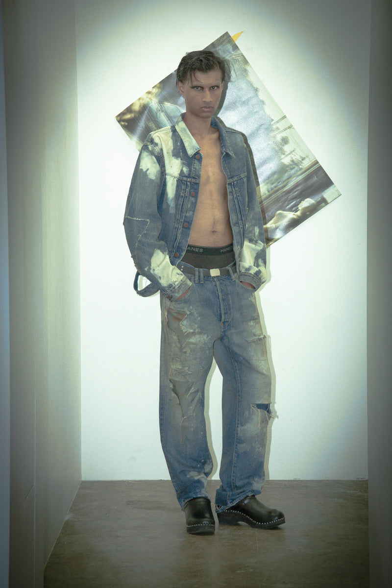 ハードなダメージとリメイクを施したデニムパンツ