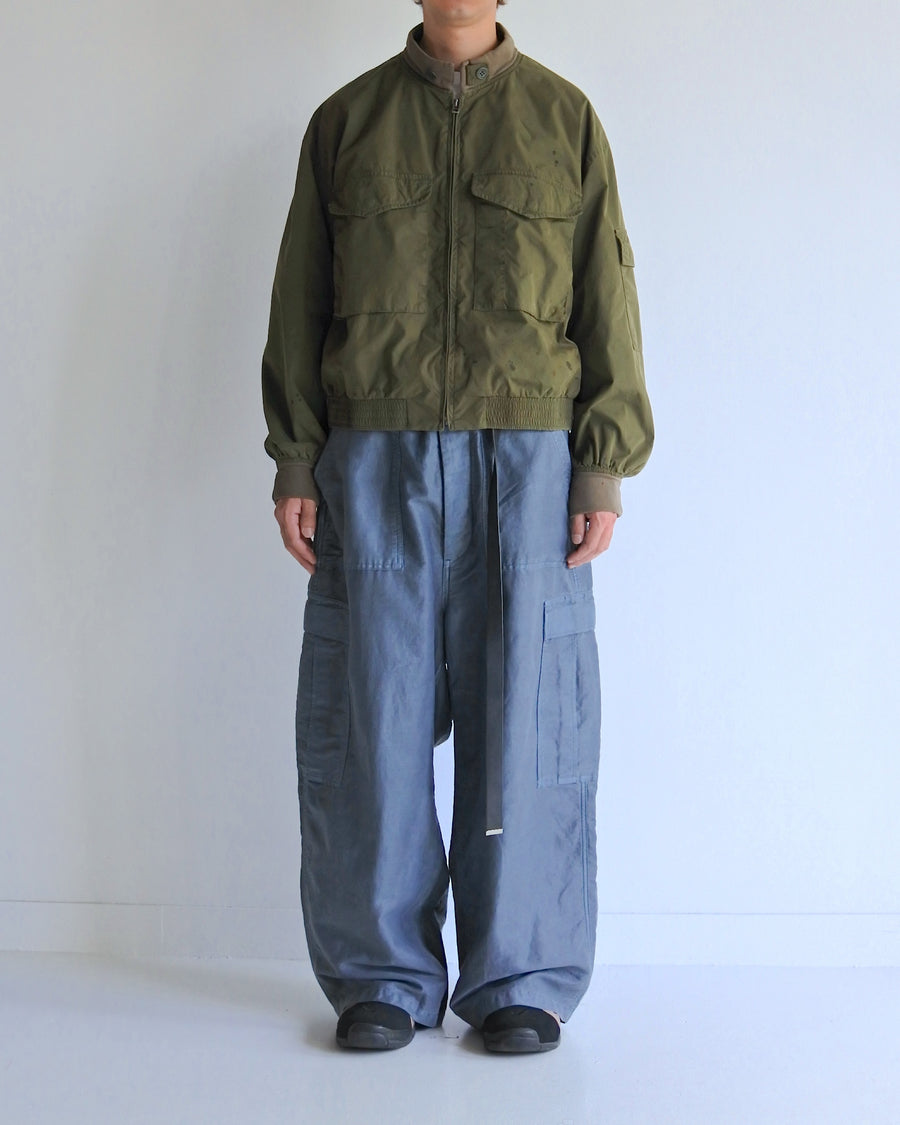 1950年代の希少なフライトジャケットをベースにシルエットを調整し、特徴的なディテールを再現したオリーブカラーのジャケット。
生地にはM1951 ARCTIC OVER PANTSを解析して再現したリプロ素材を使用し、光沢感のあるブライトナイロンを採用。
毛焼きをせずタンブラー仕上げでヴィンテージ感を演出しています。
