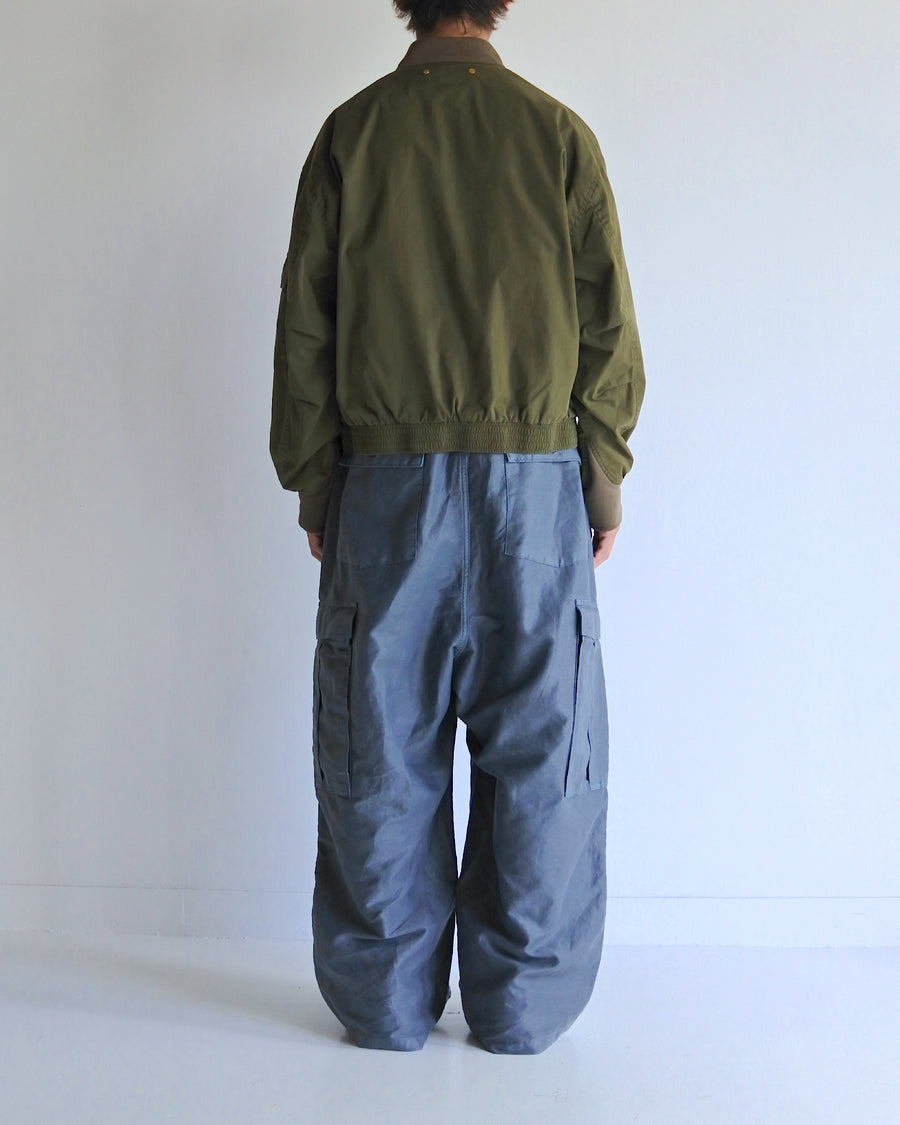 1950年代の希少なフライトジャケットをベースにシルエットを調整し、特徴的なディテールを再現したオリーブカラーのジャケット。
生地にはM1951 ARCTIC OVER PANTSを解析して再現したリプロ素材を使用し、光沢感のあるブライトナイロンを採用。
毛焼きをせずタンブラー仕上げでヴィンテージ感を演出しています。