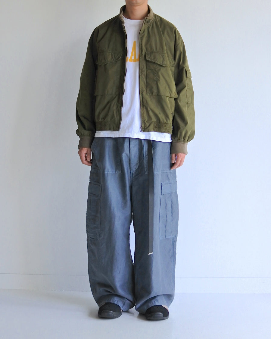 1950年代の希少なフライトジャケットをベースにシルエットを調整し、特徴的なディテールを再現したオリーブカラーのジャケット。
生地にはM1951 ARCTIC OVER PANTSを解析して再現したリプロ素材を使用し、光沢感のあるブライトナイロンを採用。
毛焼きをせずタンブラー仕上げでヴィンテージ感を演出しています。