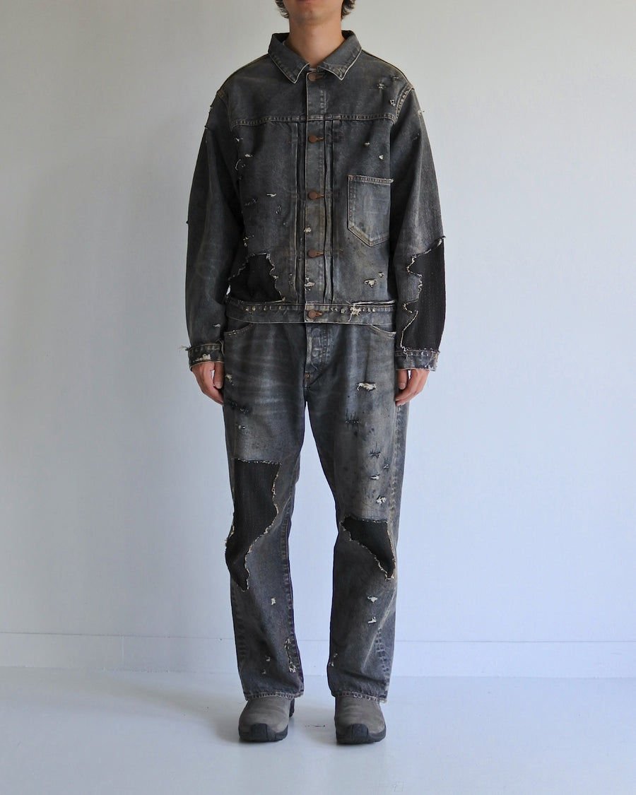 70502XX 1stタイプをベースにシルエットとディテールをリファインしたベーシックなブラックデニムジャケット。
13.5ozブラックデニムはタテヨコに空紡糸を使用し、シボ感とともに色落ちや経年変化を楽しめる風合いが特徴です。