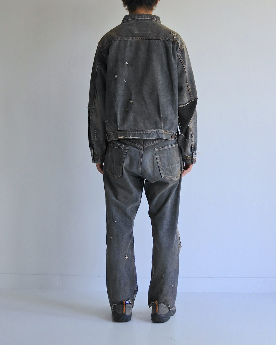 70502XX 1stタイプをベースにシルエットとディテールをリファインしたベーシックなブラックデニムジャケット。
13.5ozブラックデニムはタテヨコに空紡糸を使用し、シボ感とともに色落ちや経年変化を楽しめる風合いが特徴です。