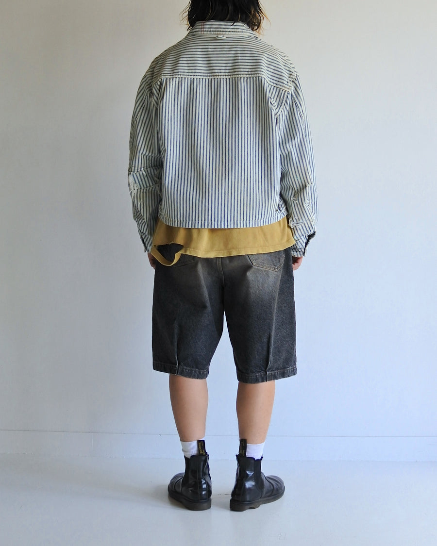 ゆとりある身幅とややクロップド丈でレイヤードを楽しめるデザインにしたヒッコリージャケット。
岡山県製9ozヒッコリーストライプ生地を使用し、ハリのあるしっかりとした風合いが特徴。
全体にエイジングとハードダメージを施し、手作業のステッチ補修とランダムなペンキでリアルな表情に仕上げています。