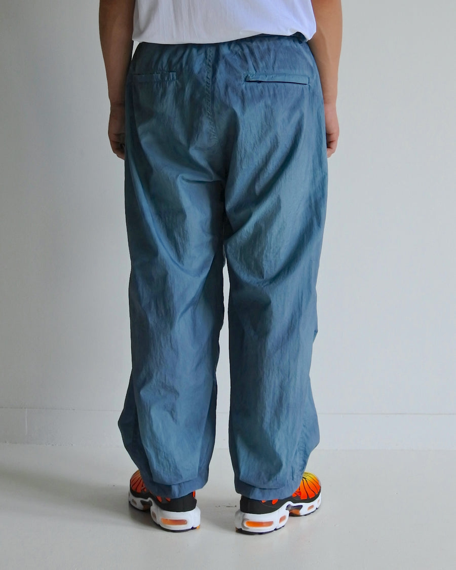 AN344 UTILITY NYLON TUCK EASY PANTS BLUE