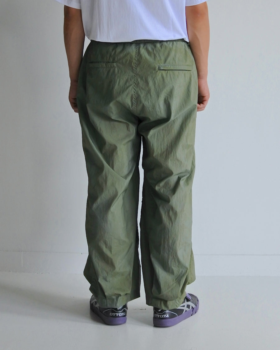 AN344 UTILITY NYLON TUCK EASY PANTS GREEN