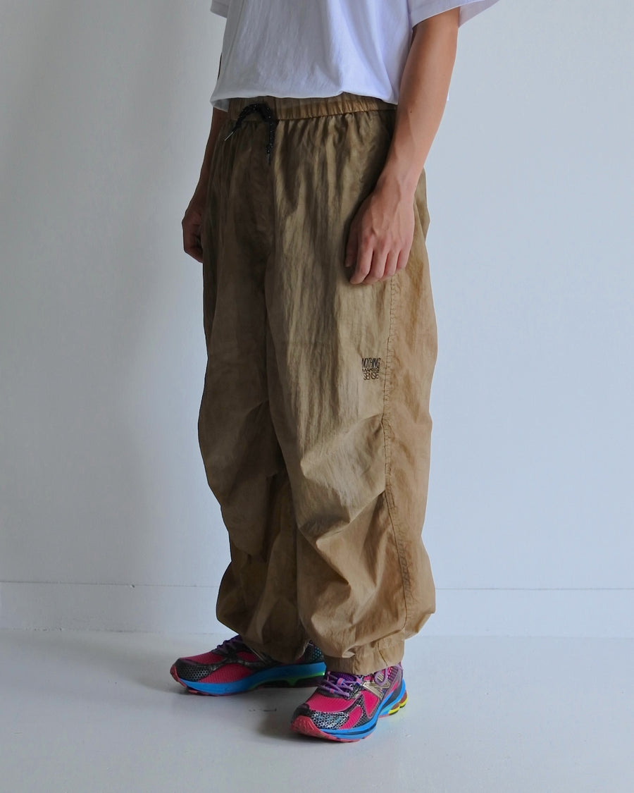 AN344 UTILITY NYLON TUCK EASY PANTS BEIGE