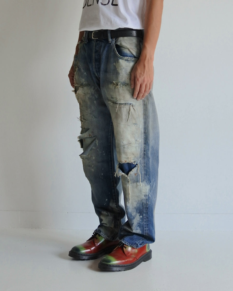 ハードなダメージとリメイクを施したデニムパンツ