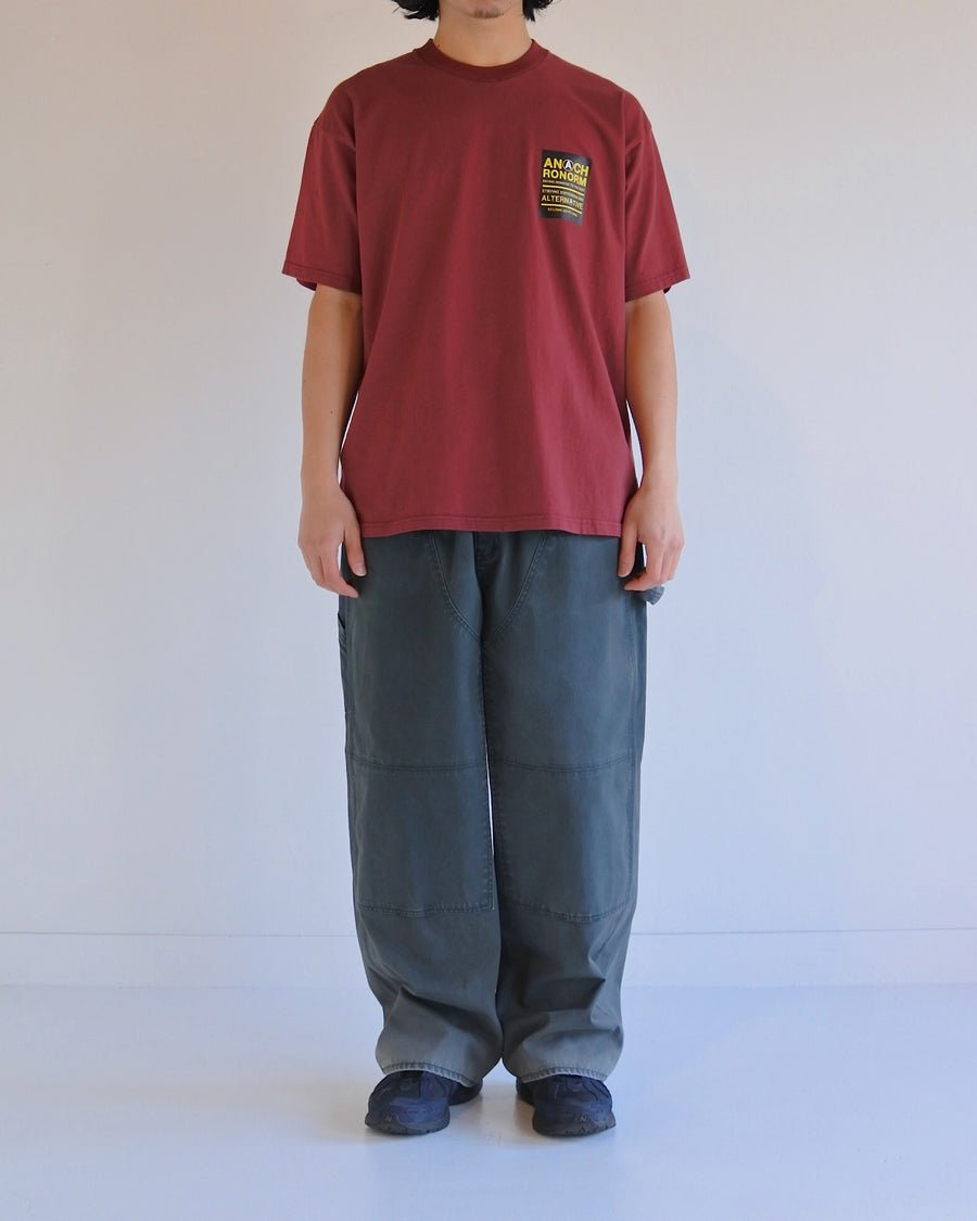 AN366 STICKER MOTIF PRINTED S/S T-S BURGUNDY