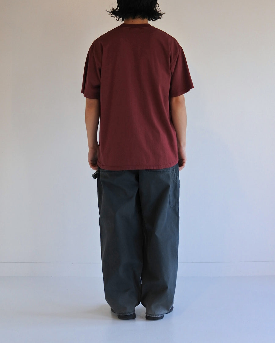 AN366 STICKER MOTIF PRINTED S/S T-S BURGUNDY