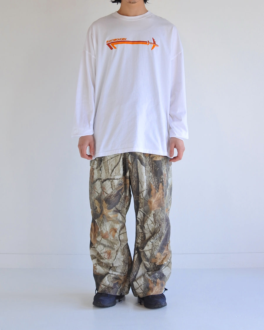 イギリス出身バンドをモチーフにした白色のロングスリーブTシャツ