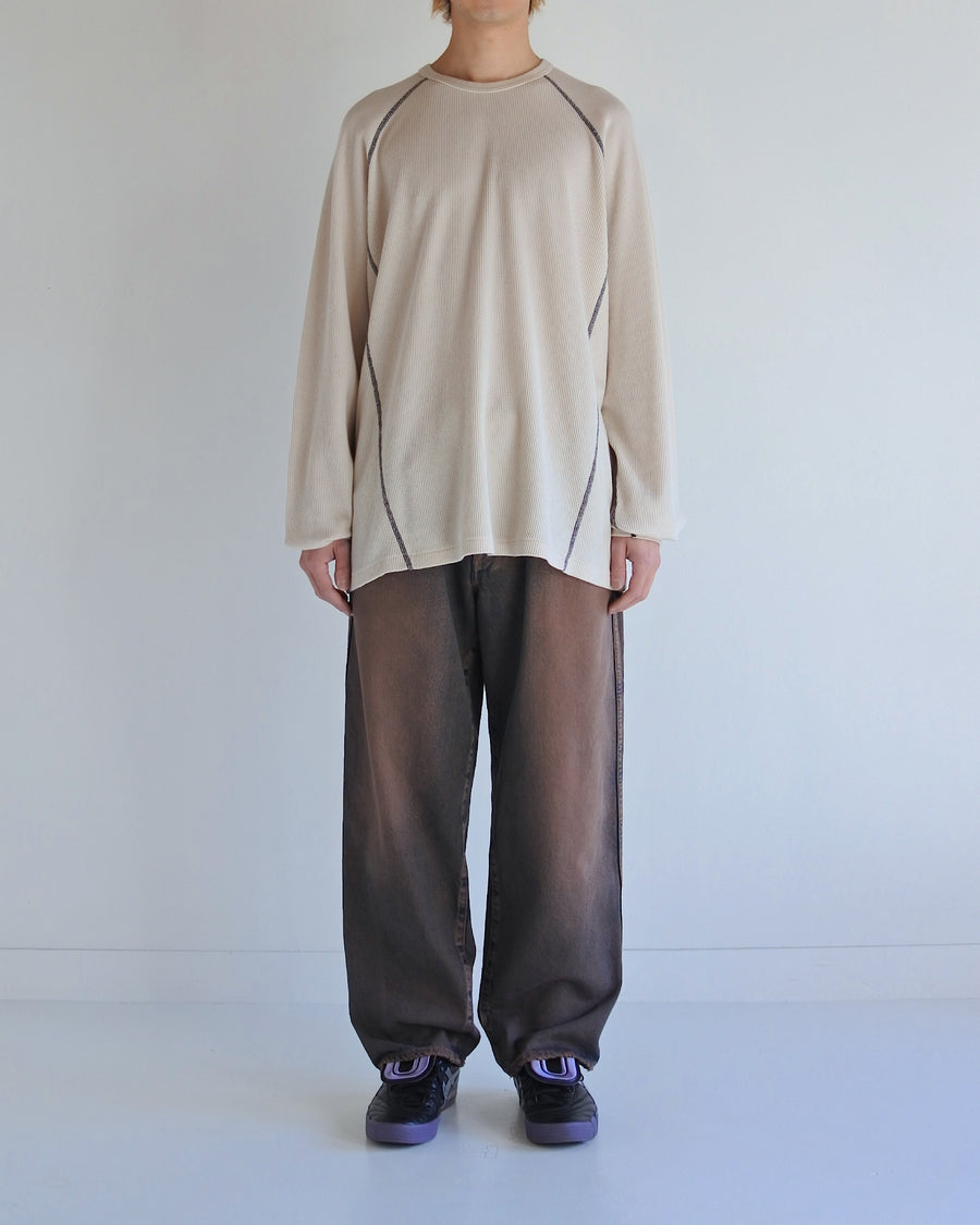 本体とは異なるカラーのステッチを配色としてデザインした中肉のベージュ色のワッフルロンT