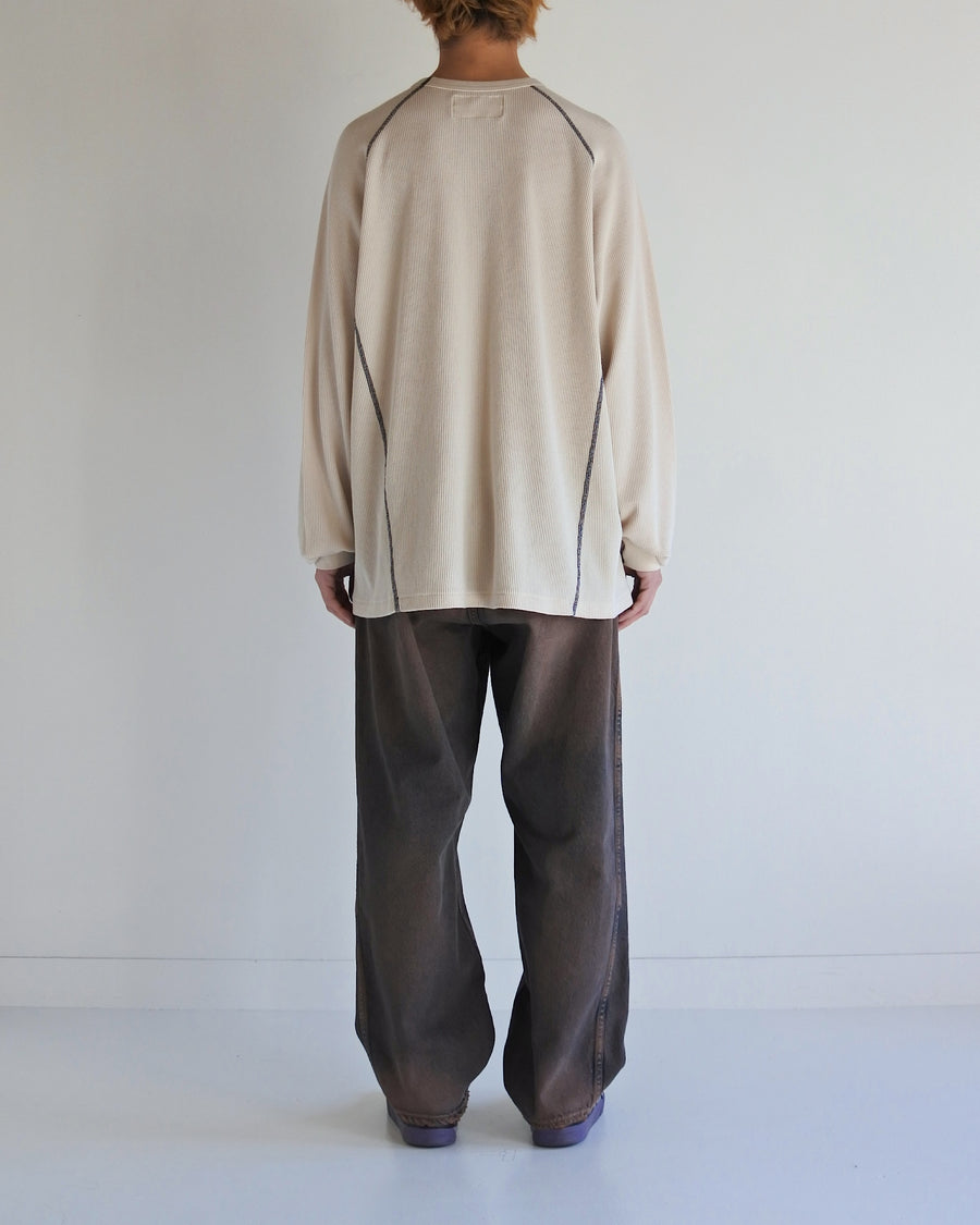 本体とは異なるカラーのステッチを配色としてデザインした中肉のベージュ色のワッフルロンT