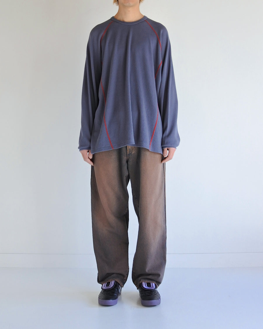 本体とは異なるカラーのステッチを配色としてデザインした中肉のブルーグレイ色のワッフルロンT