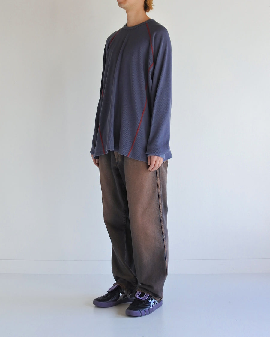 本体とは異なるカラーのステッチを配色としてデザインした中肉のブルーグレイ色のワッフルロンT