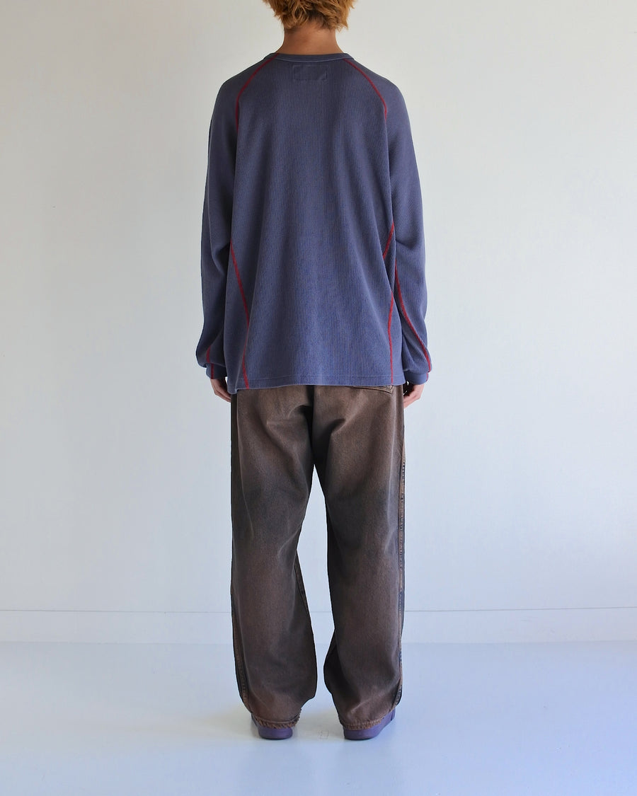 本体とは異なるカラーのステッチを配色としてデザインした中肉のブルーグレイ色のワッフルロンT