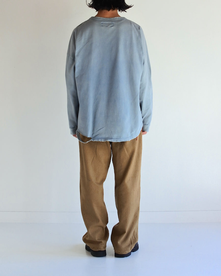 鹿の子生地を使用し硫化染サスティナブルブリーチ加工しダメージを加えたライトブルー色のロングスリーブTシャツ