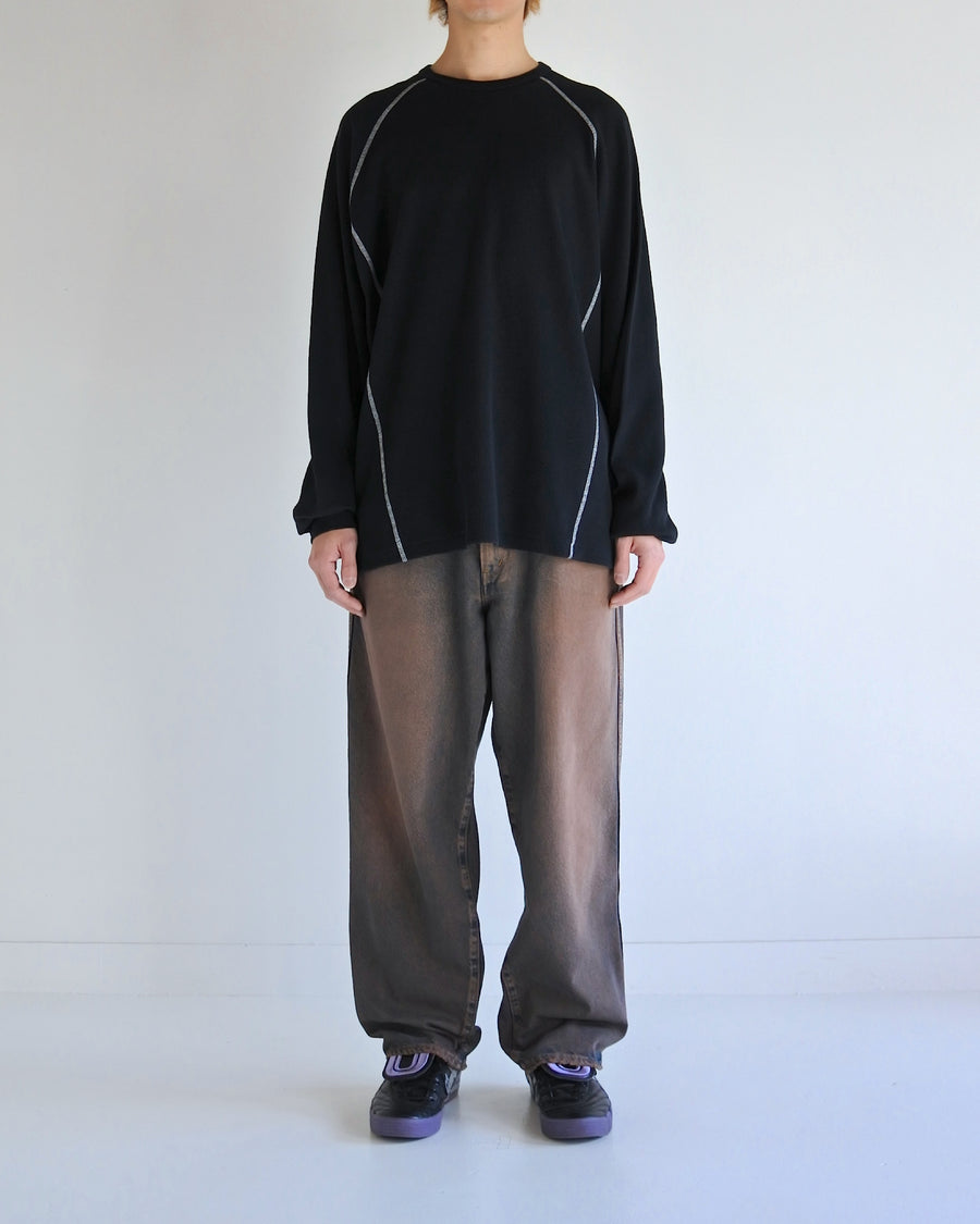 本体とは異なるカラーのステッチを配色としてデザインした中肉の黒色のワッフルロンT