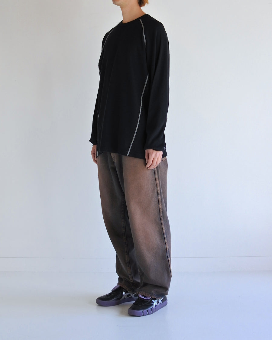 本体とは異なるカラーのステッチを配色としてデザインした中肉の黒色のワッフルロンT