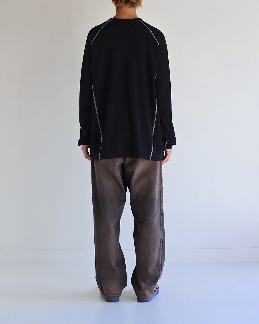 本体とは異なるカラーのステッチを配色としてデザインした中肉の黒色のワッフルロンT