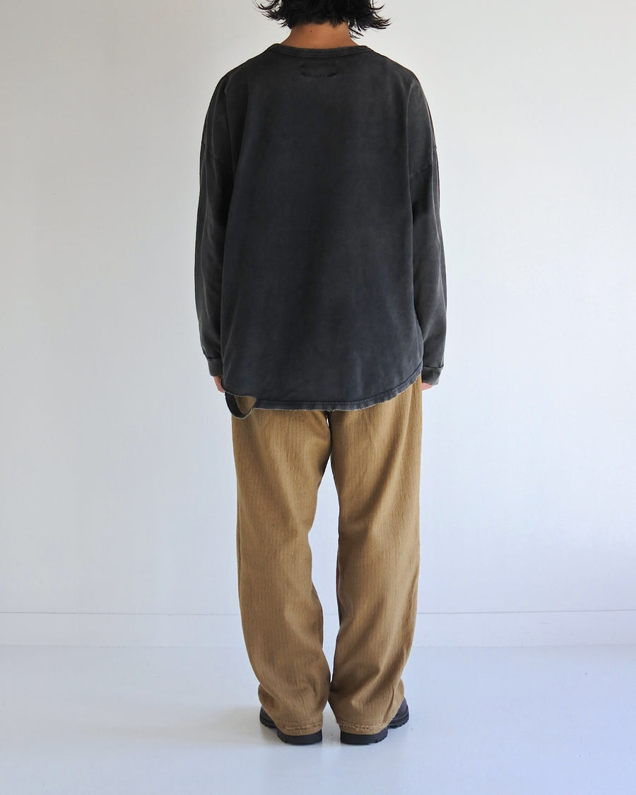 鹿の子生地を使用し硫化染サスティナブルブリーチ加工しダメージを加えた黒色のロングスリーブTシャツ
