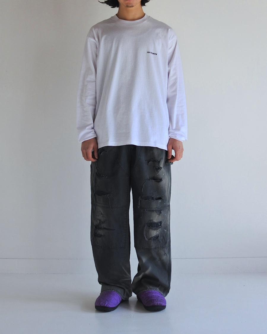 左胸にANACHRONORMのミニ刺繍が入っているベーシックな白色のロングスリーブTシャツ