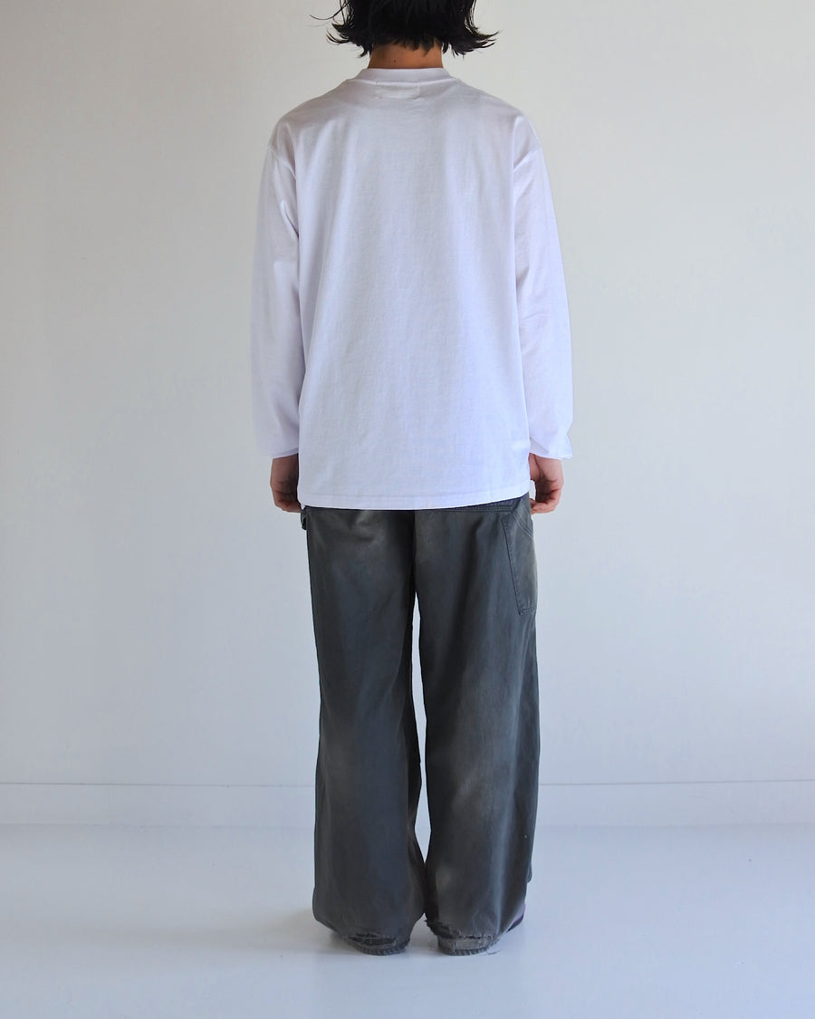 左胸にANACHRONORMのミニ刺繍が入っているベーシックな白色のロングスリーブTシャツ