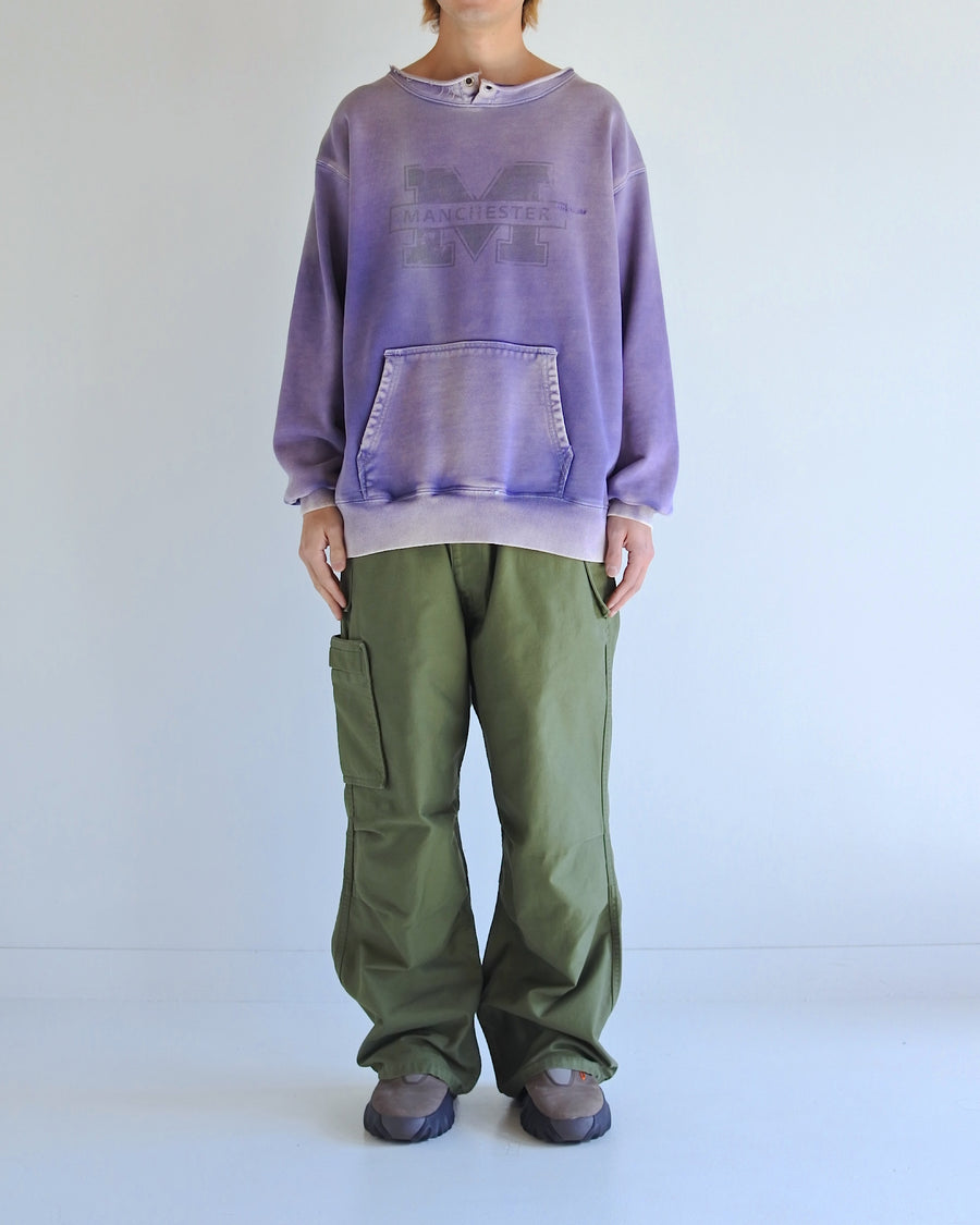 フードをカットオフした薄いネイビー色のスウェットパーカー。
染色と加工によって日焼けし褪せたようなリアルな表情を出しています。