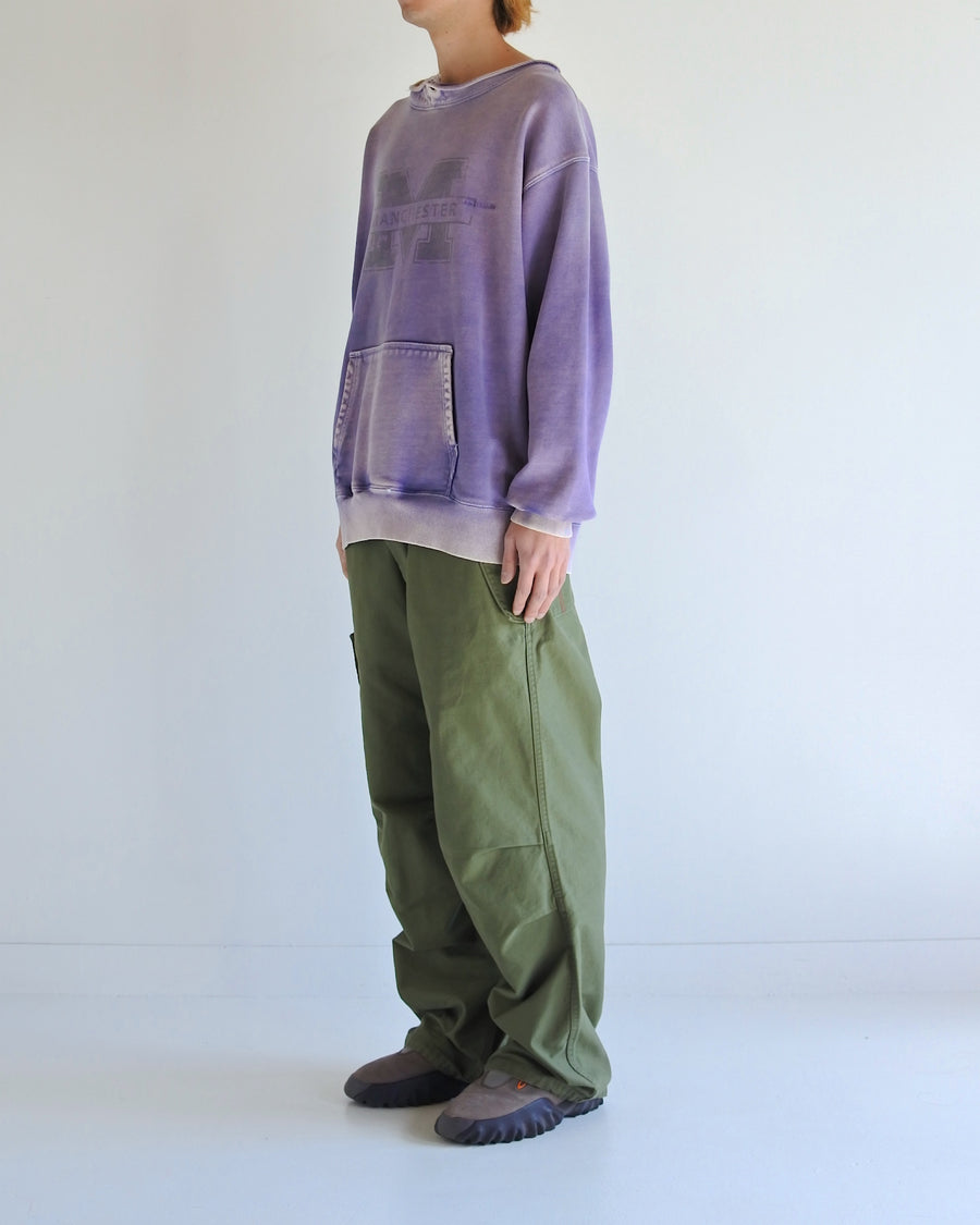 フードをカットオフした薄いネイビー色のスウェットパーカー。
染色と加工によって日焼けし褪せたようなリアルな表情を出しています。