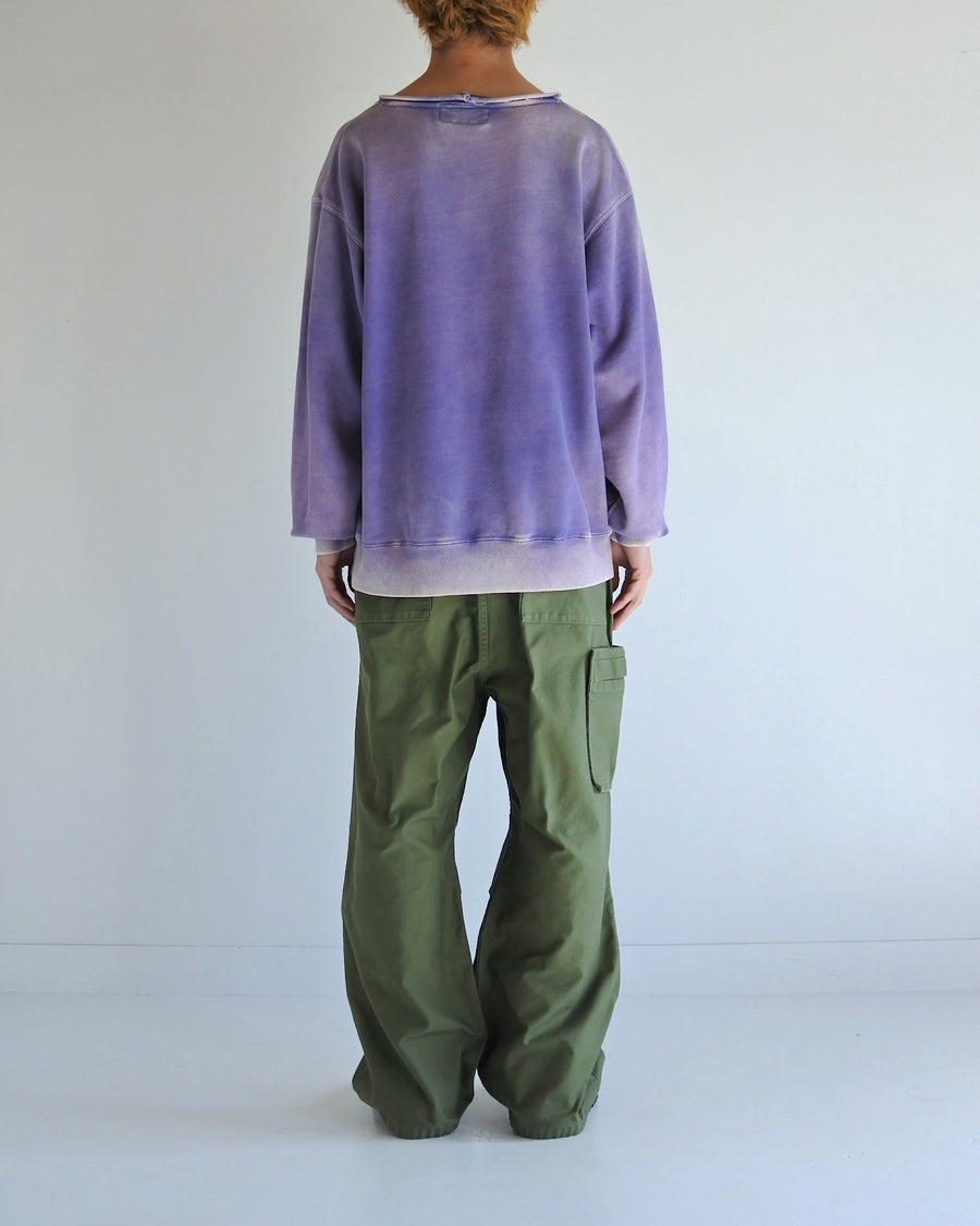 フードをカットオフした薄いネイビー色のスウェットパーカー。
染色と加工によって日焼けし褪せたようなリアルな表情を出しています。