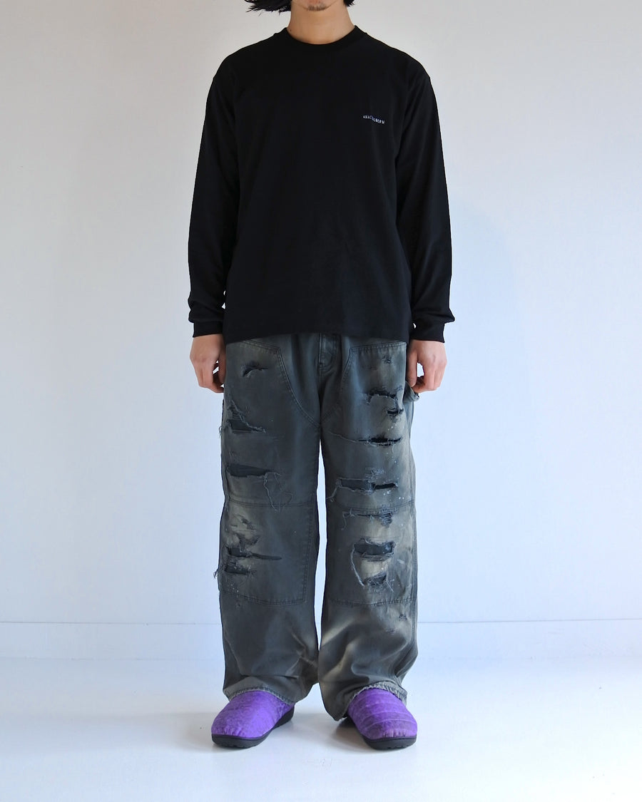 左胸にANACHRONORMのミニ刺繍が入っているベーシックな黒色のロングスリーブTシャツ