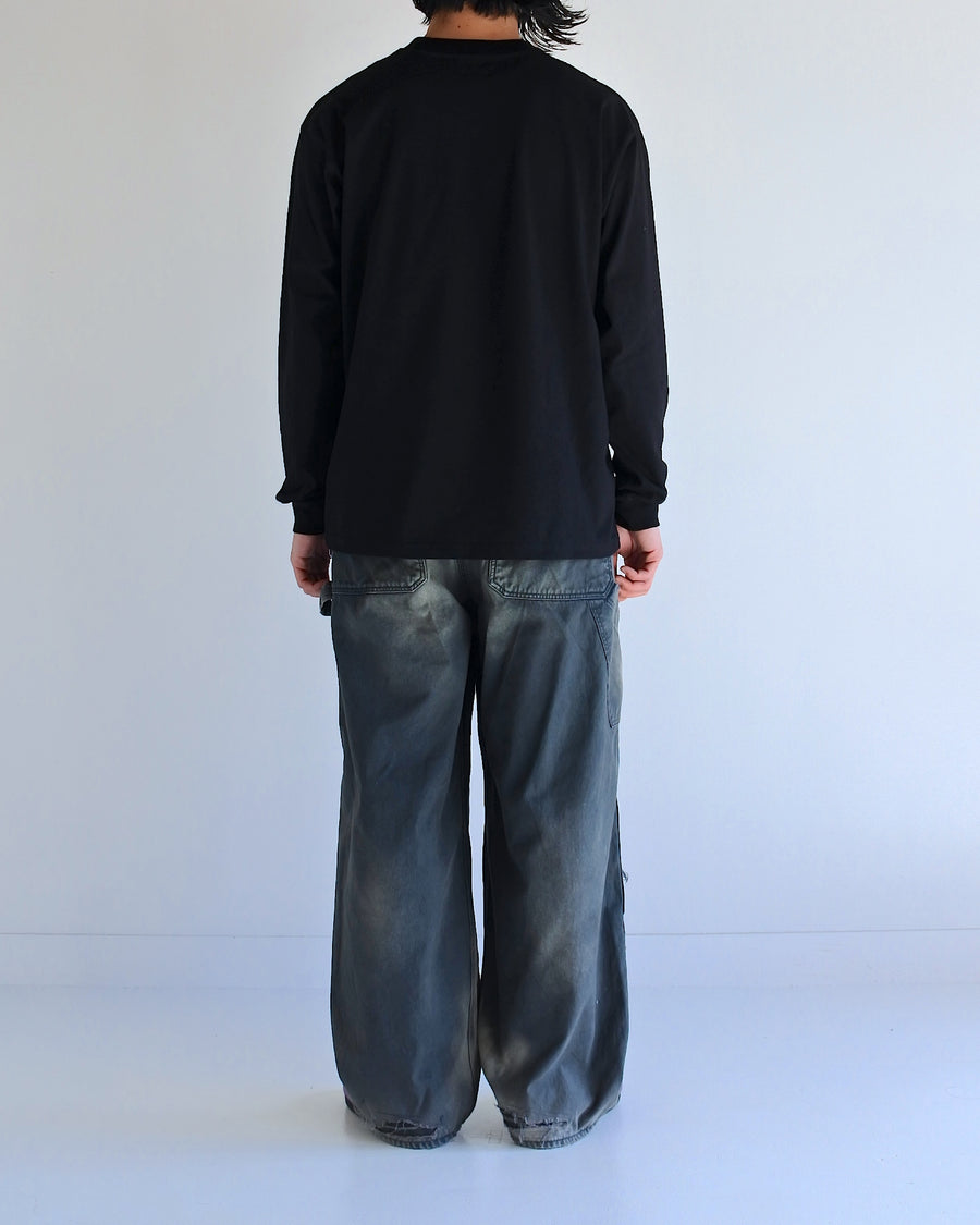 左胸にANACHRONORMのミニ刺繍が入っているベーシックな黒色のロングスリーブTシャツ